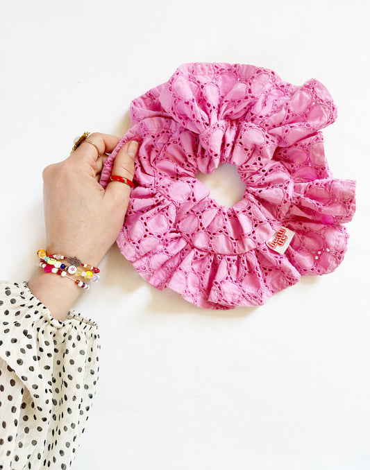 Frilly scrunchie in bright pink circles