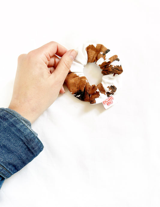 Mini scrunchie in cow print