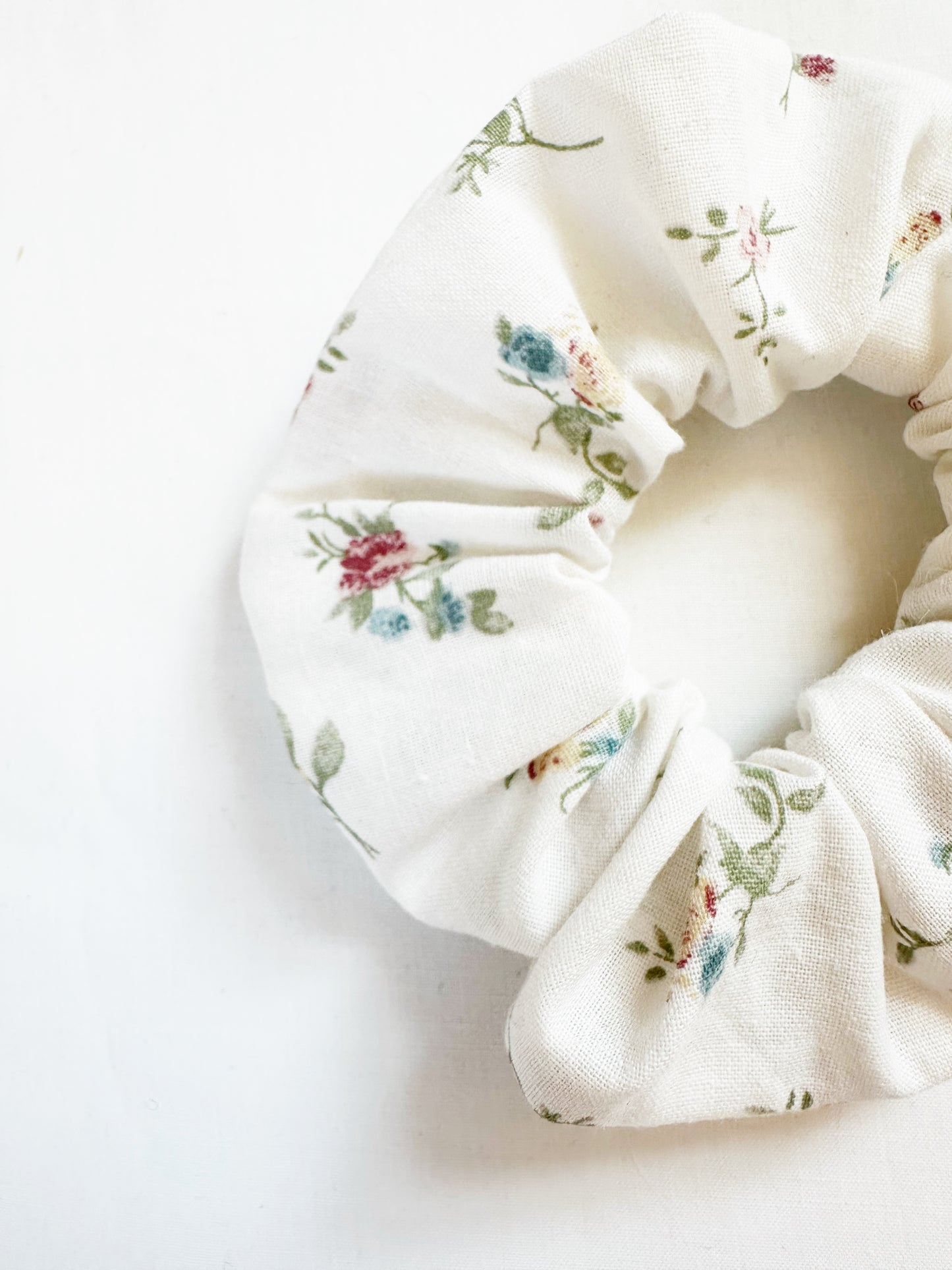 Mini scrunchie in white floral
