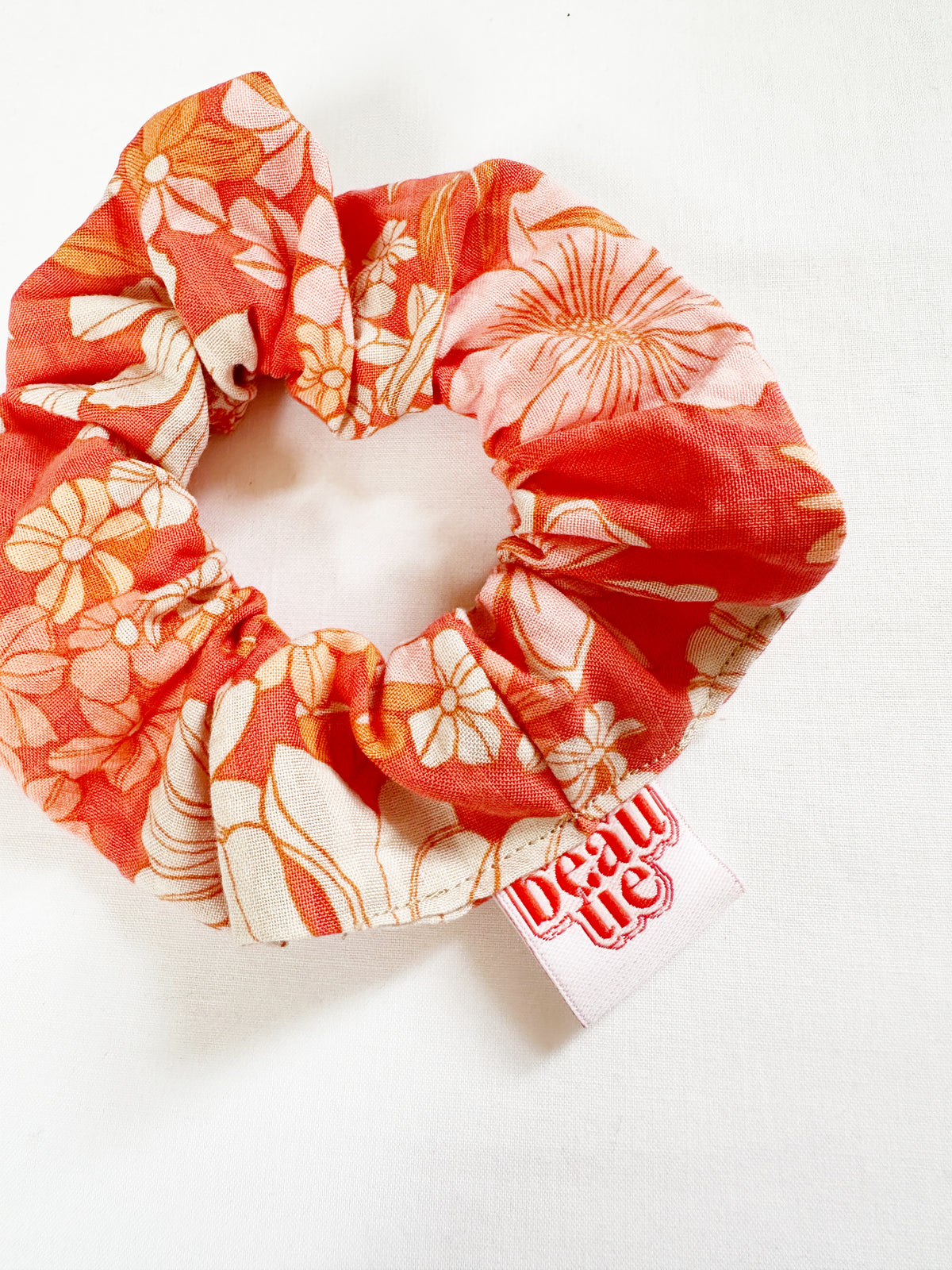 Batsy Corla Mini scrunchie in Betsy coral floral – Beau Tie
