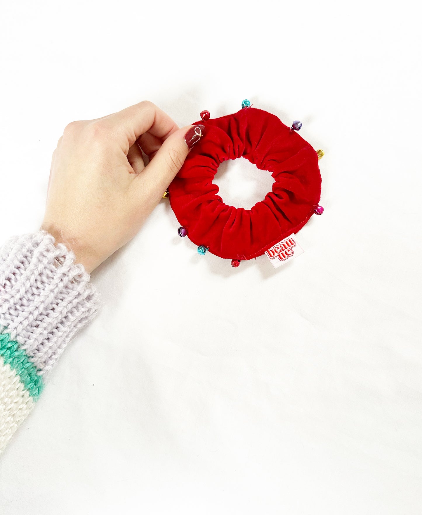 Mini scrunchie in red velvet with bells