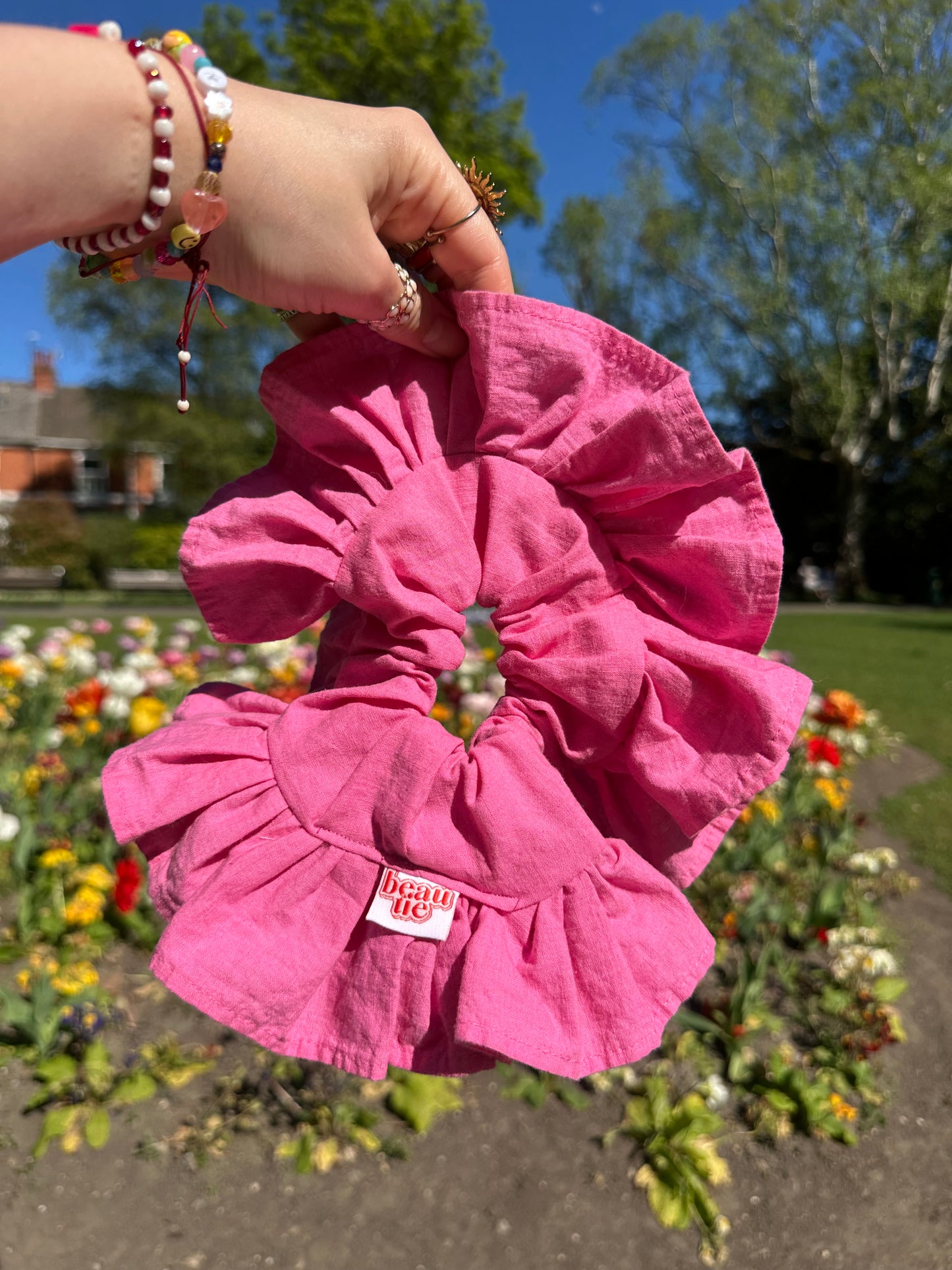 Frilly scrunchie in hot pink cotton
