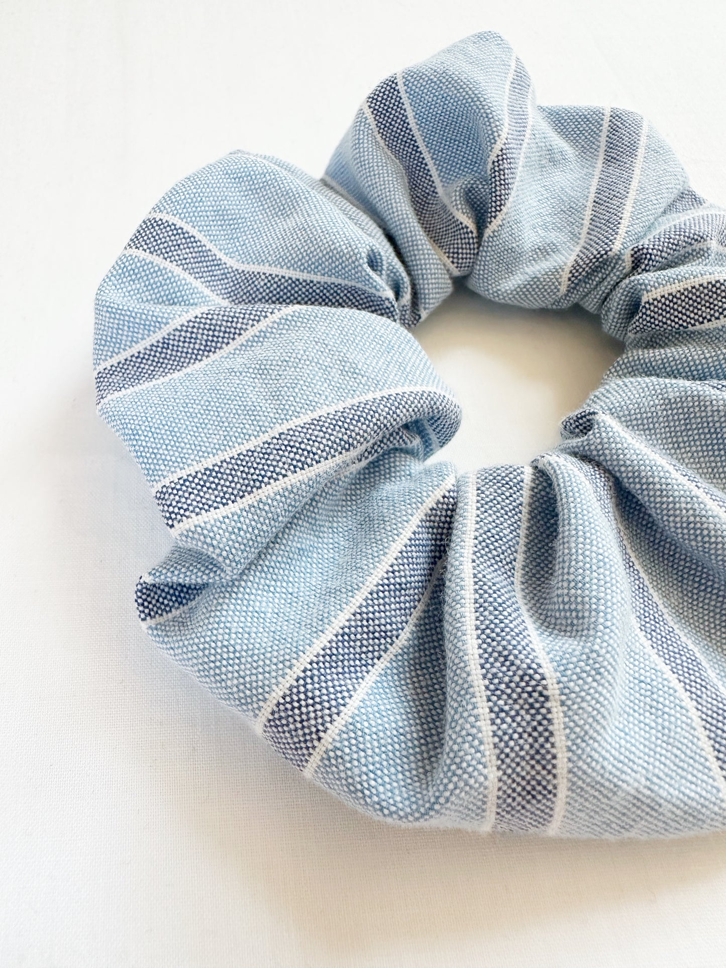 Mini scrunchie in blue stripe