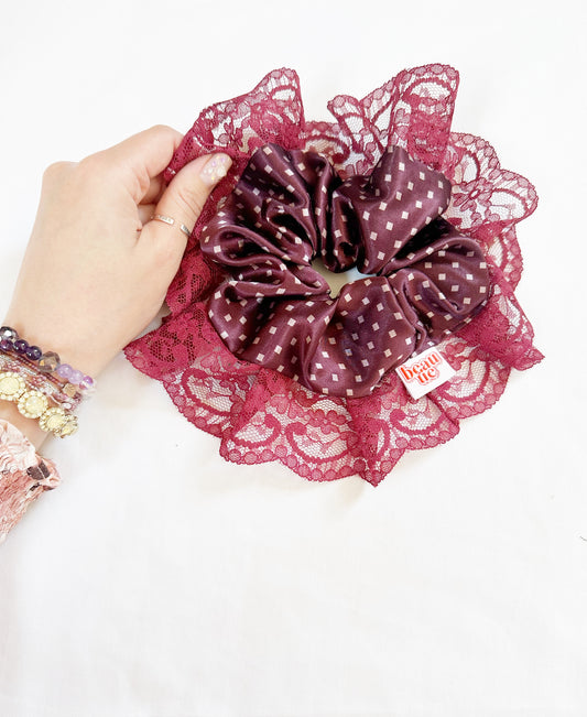 Oversized scrunchie in burgundy silk lace