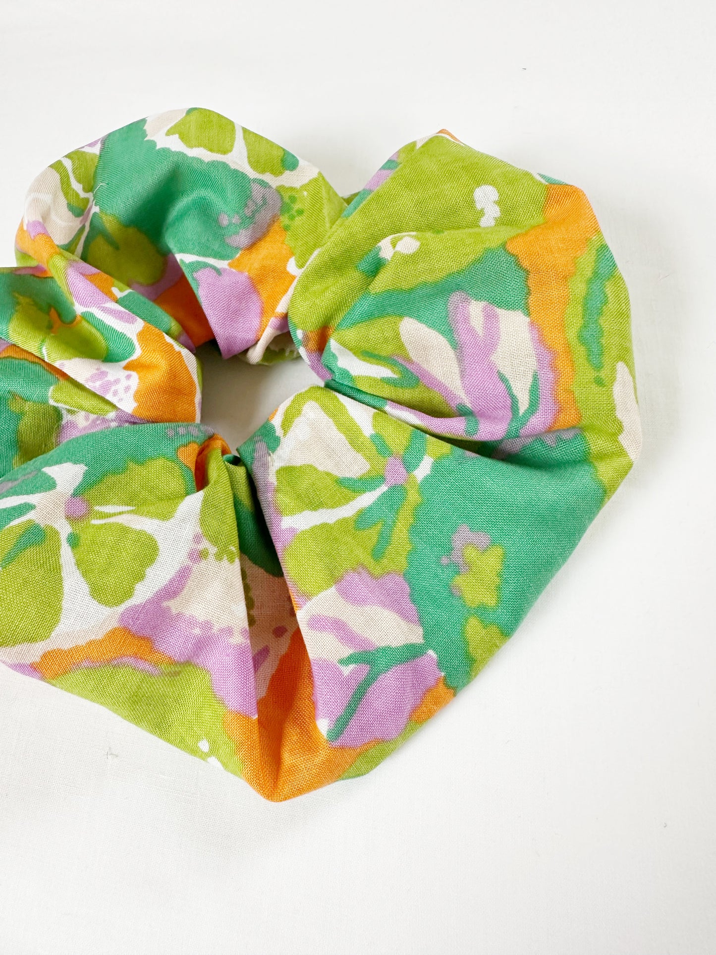 Oversized scrunchie in vibrant floral