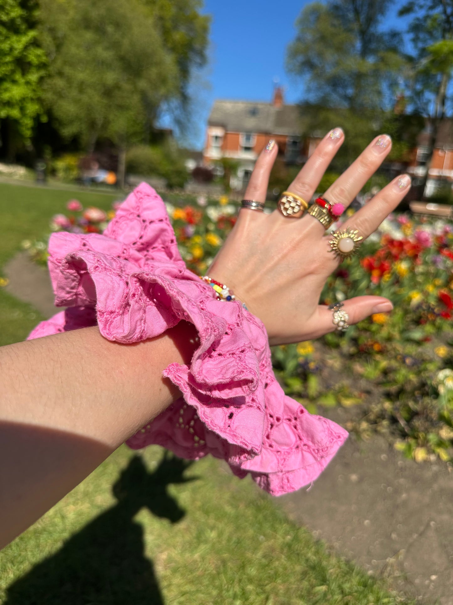 Frilly scrunchie in bright pink circles