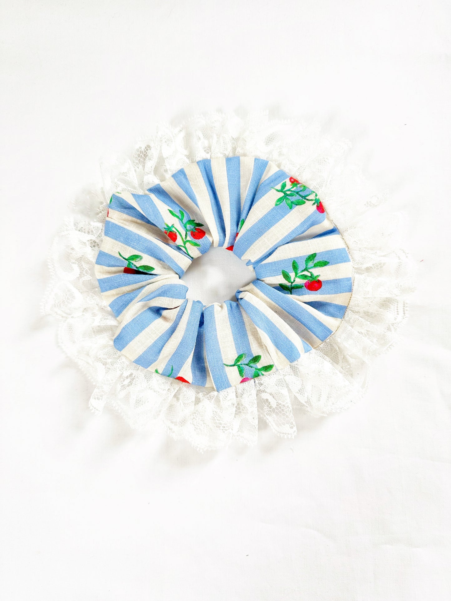 Frilly lace scrunchie in tomato print