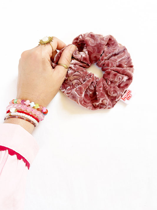 OG scrunchie in pink velvet devoré