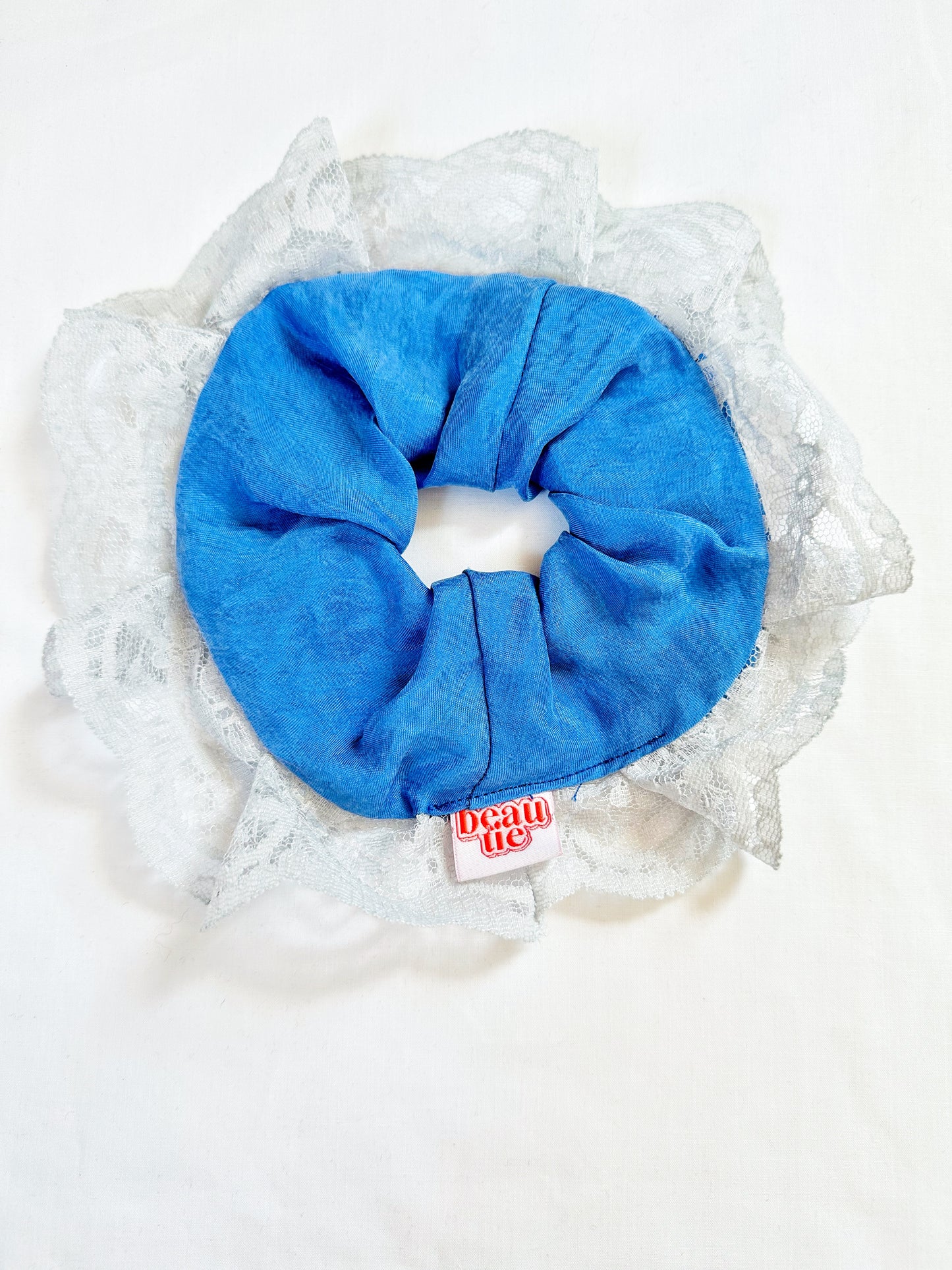 Oversized scrunchie in blue lace