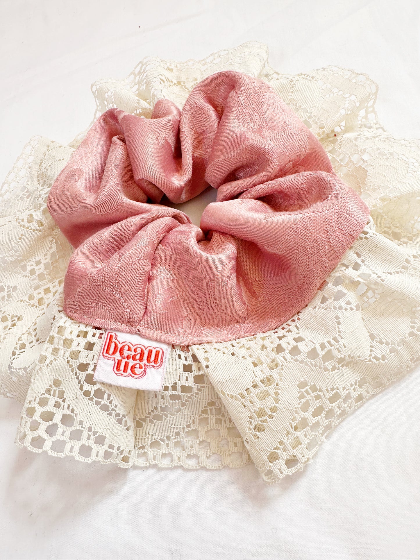 Oversized scrunchie in pink damask lace