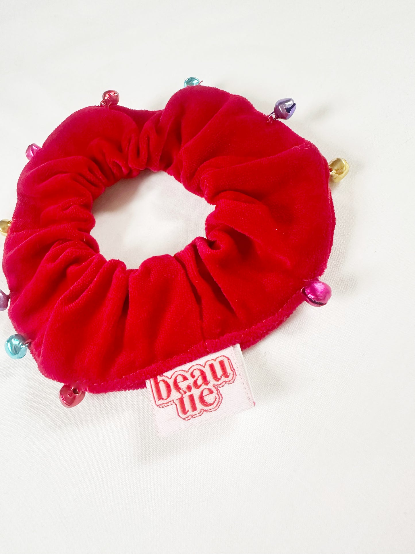 Mini scrunchie in red velvet with bells