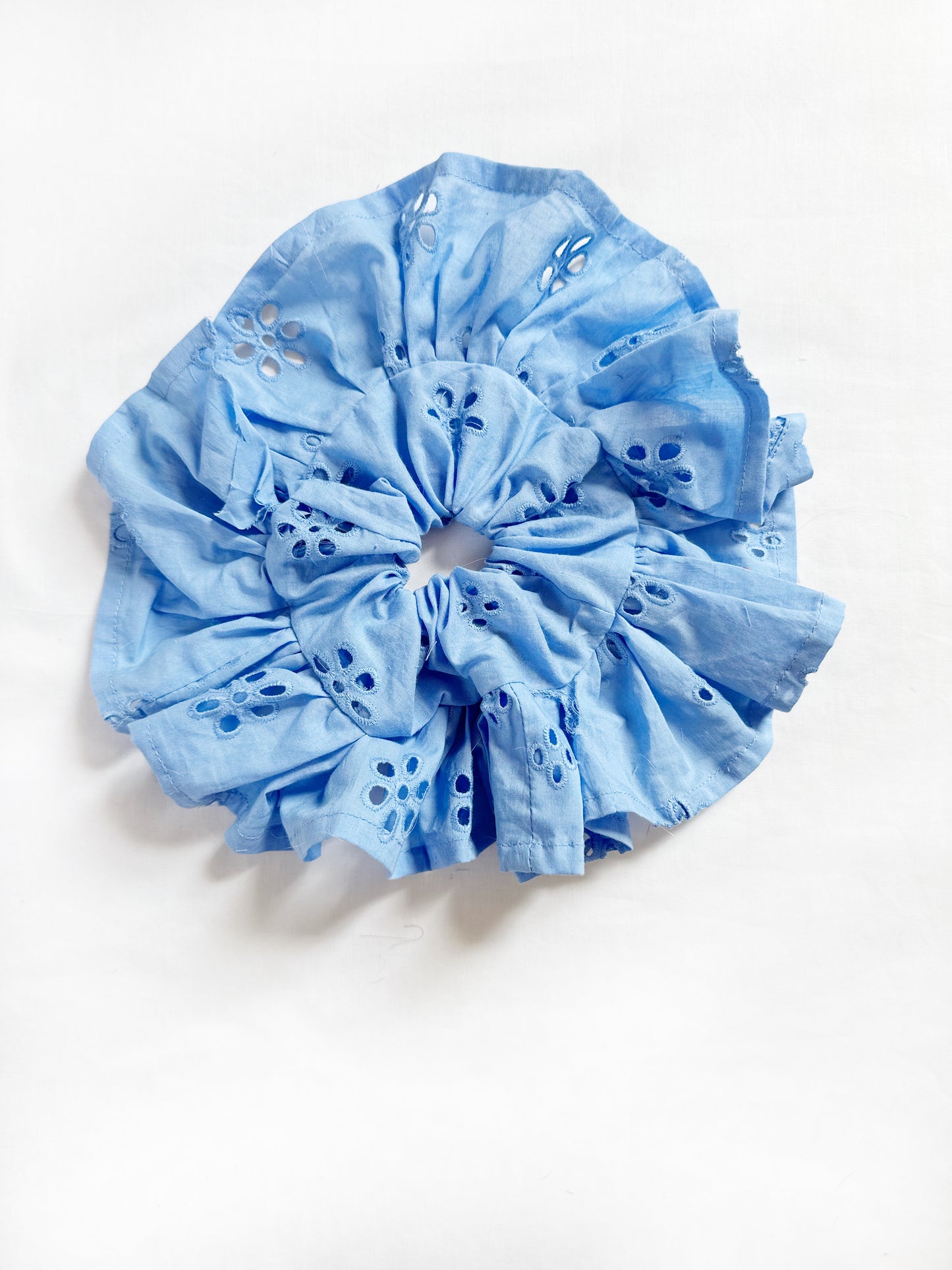 Frilly scrunchie in blue Broderie