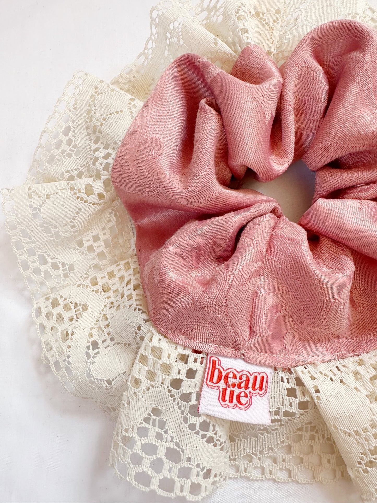 Oversized scrunchie in pink damask lace