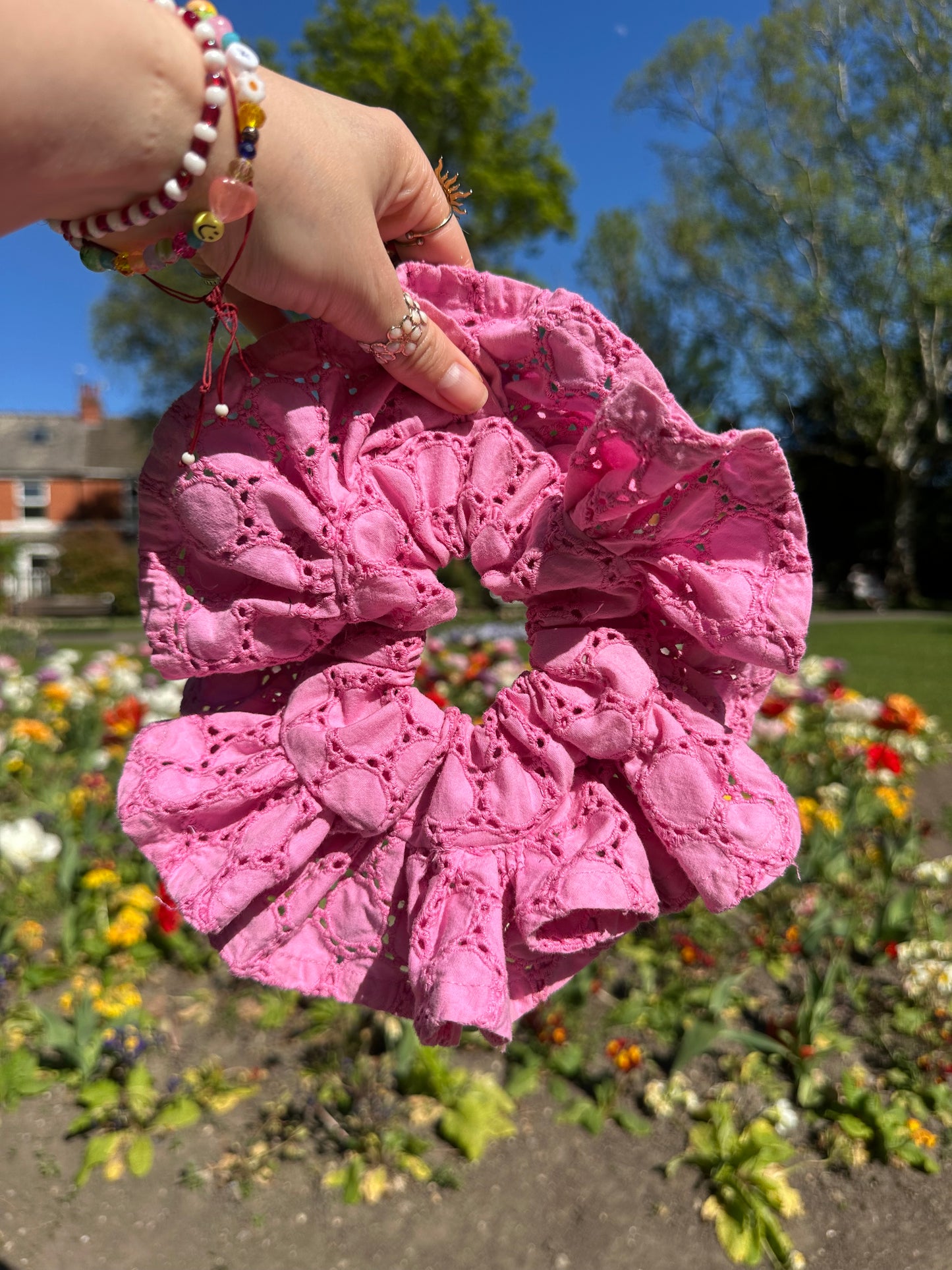 Frilly scrunchie in bright pink circles