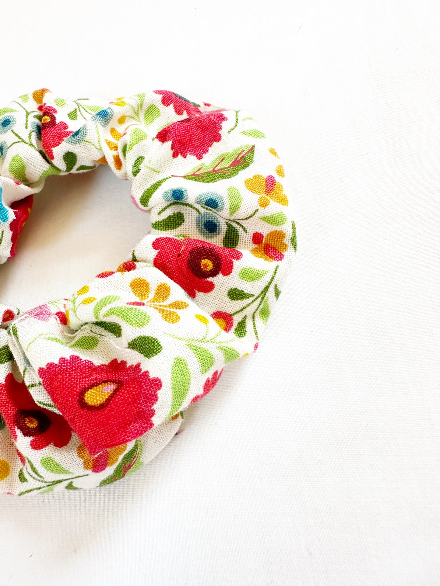 Mini scrunchie in red floral