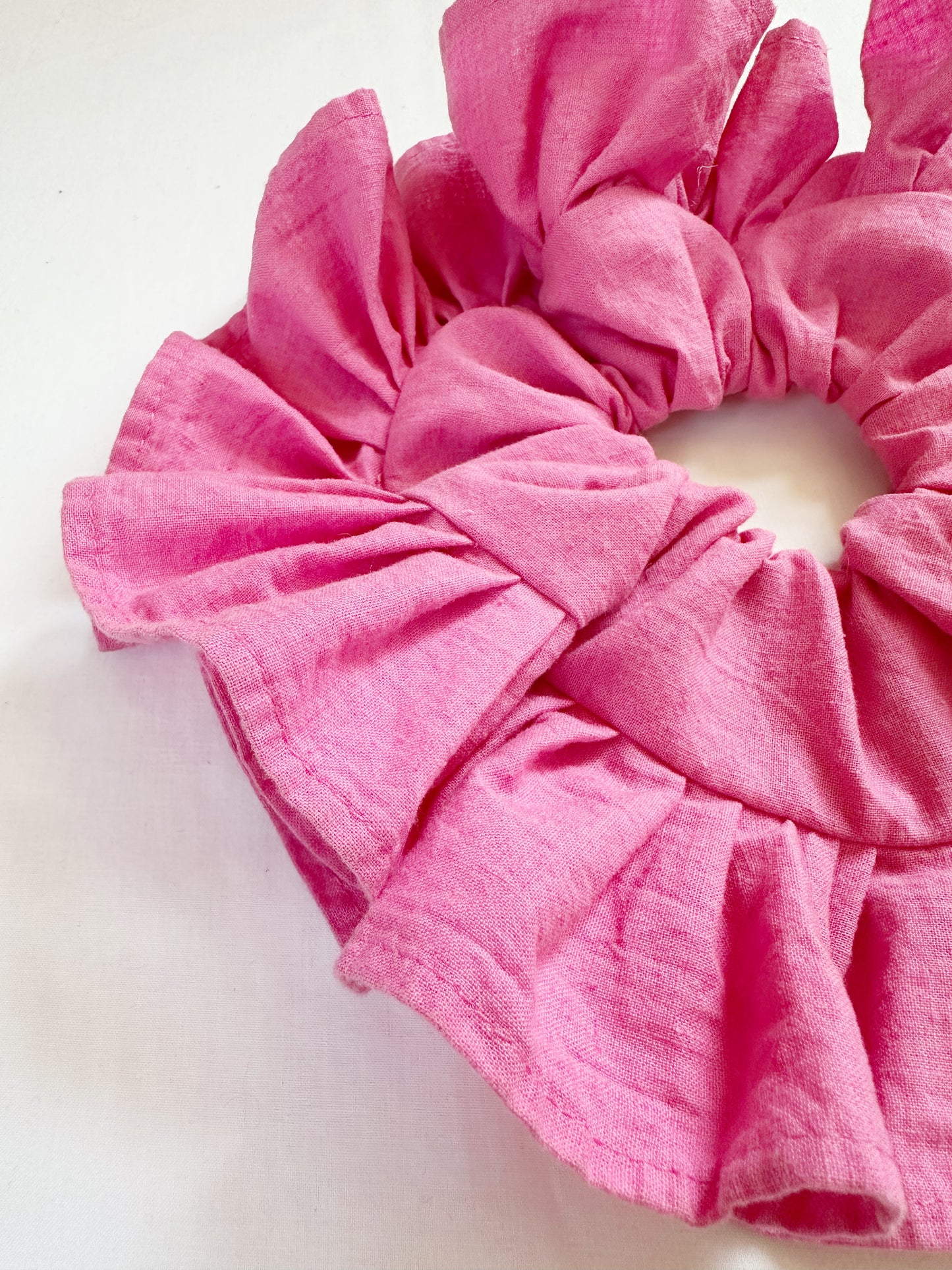 Frilly scrunchie in hot pink cotton