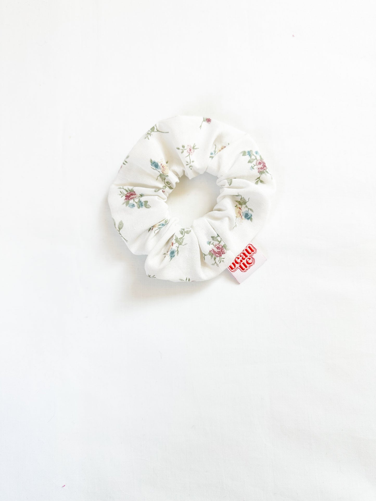 Mini scrunchie in white floral