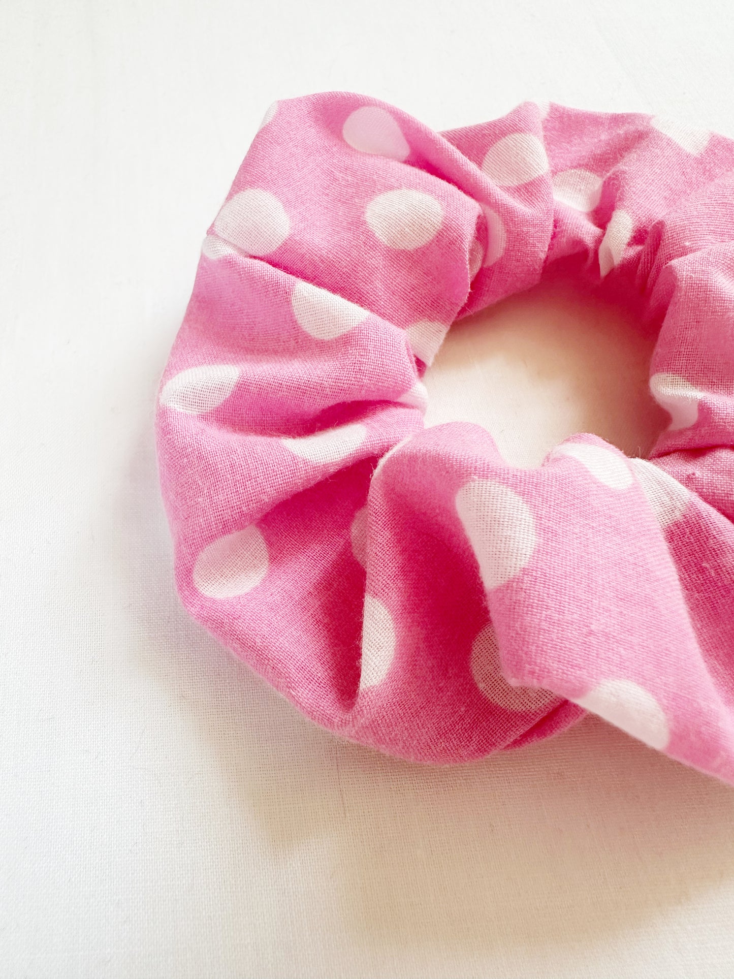 Mini scrunchie in pink polka dot
