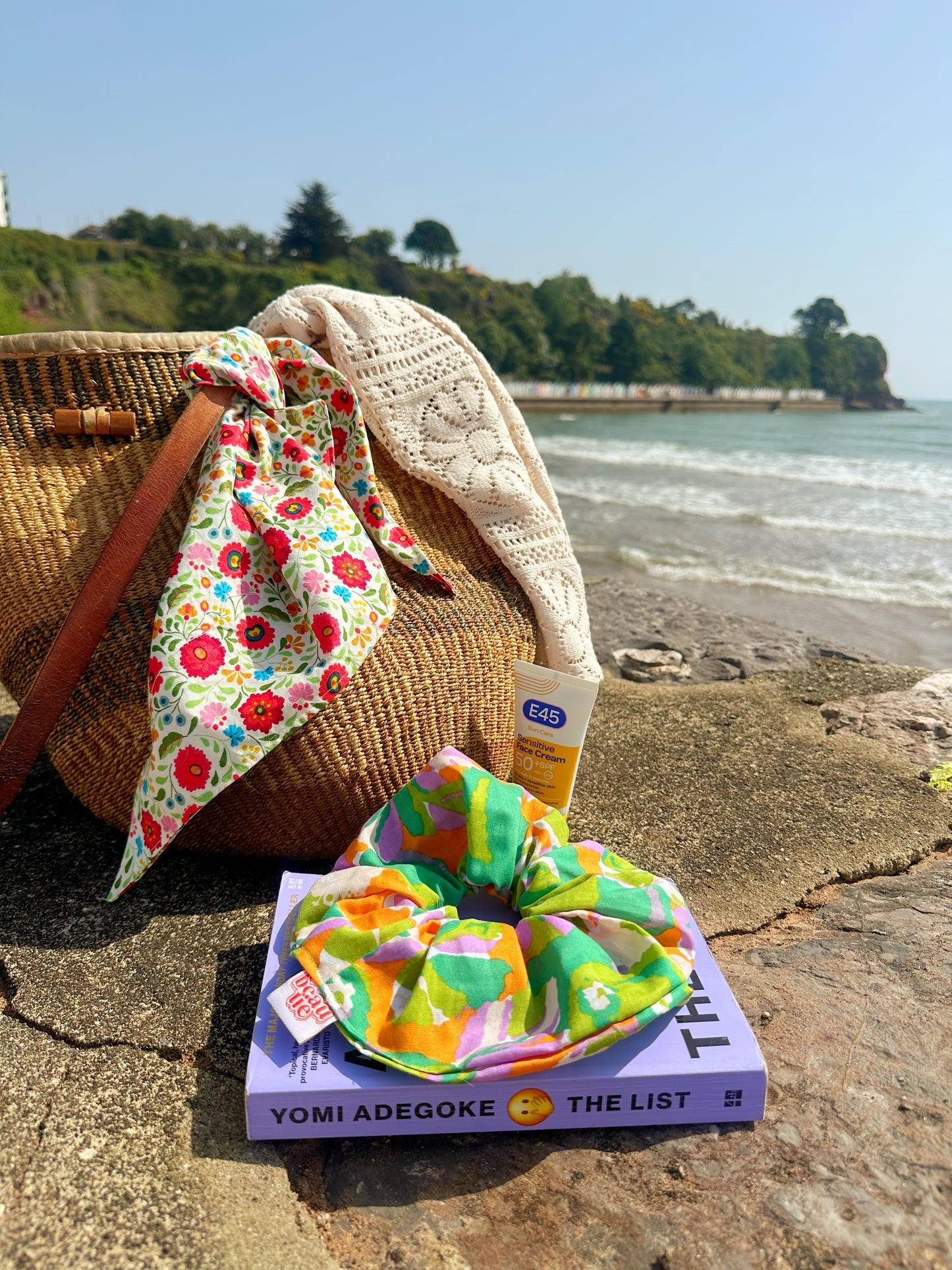 Oversized scrunchie in vibrant floral