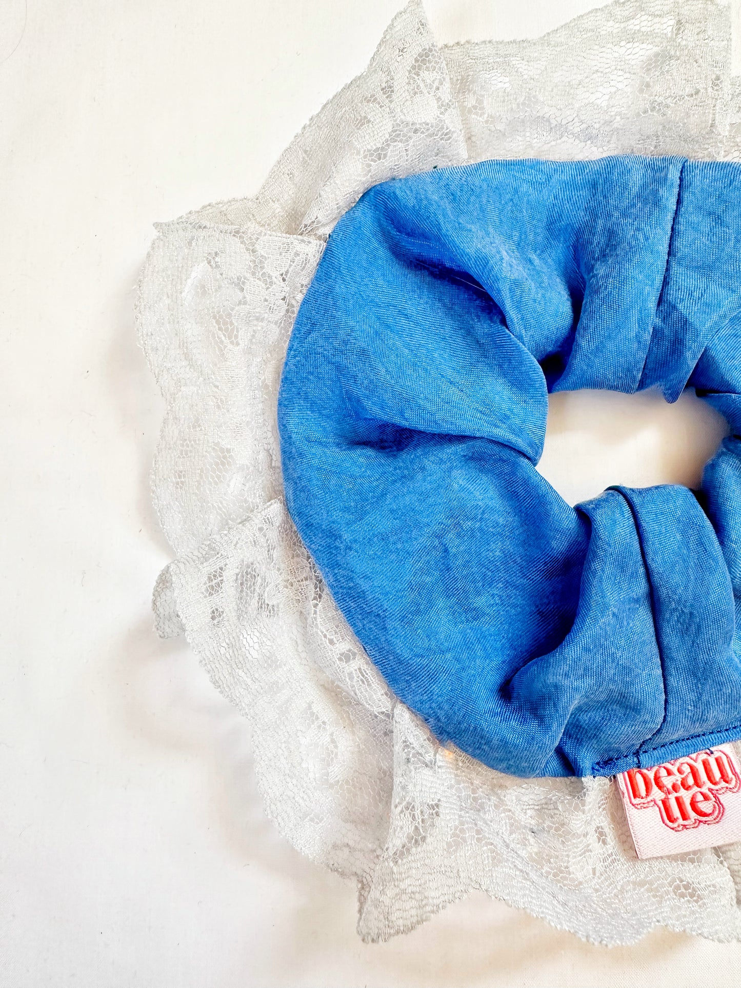 Oversized scrunchie in blue lace