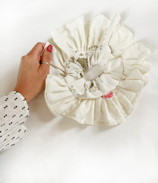 Oversized frilly scrunchie in vintage white linen