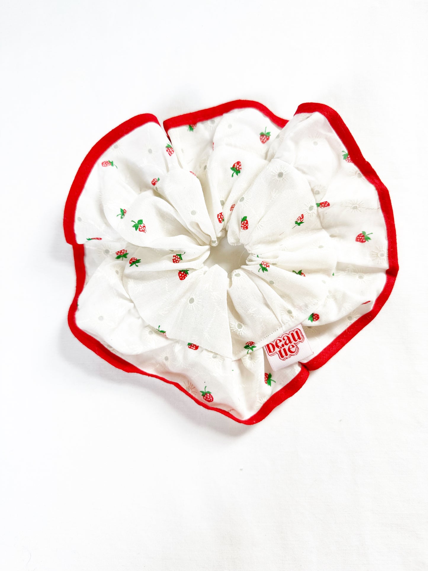 Oversized frilly scrunchie in strawberry print