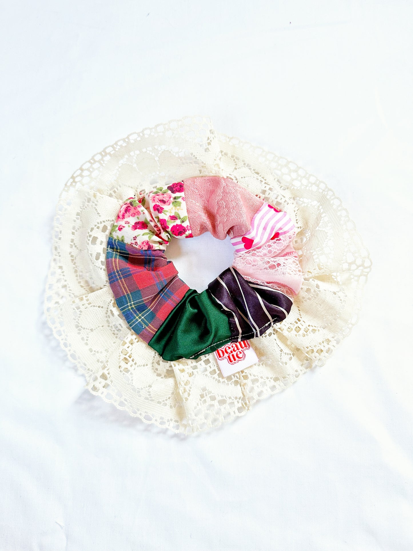 Mini scrunchie in patch lace ruffle