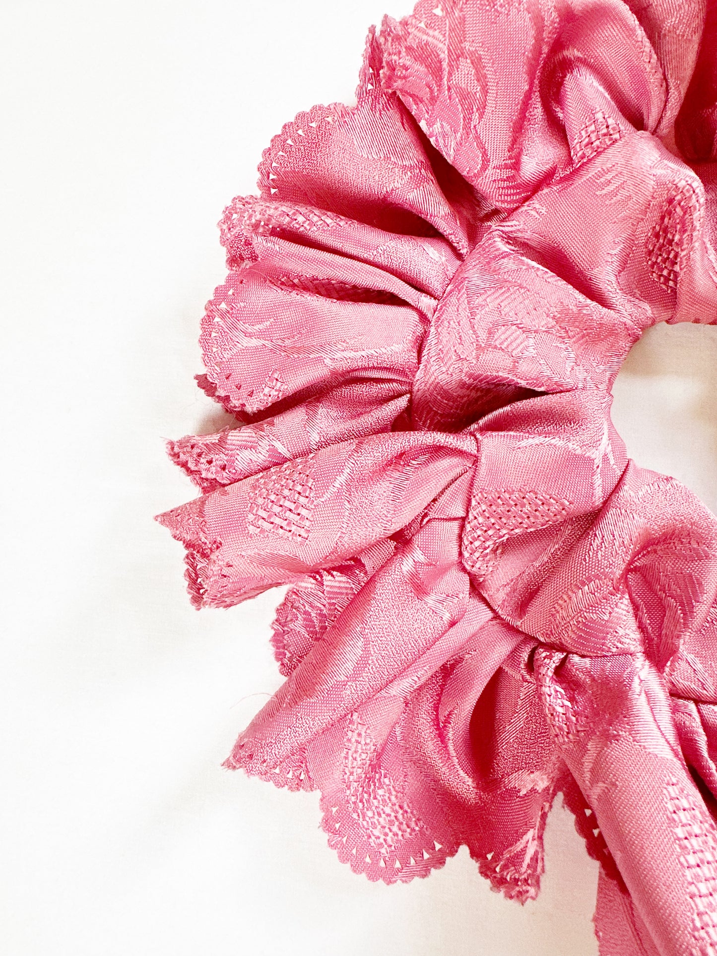 Oversized frilly scrunchie in pink damask scallop