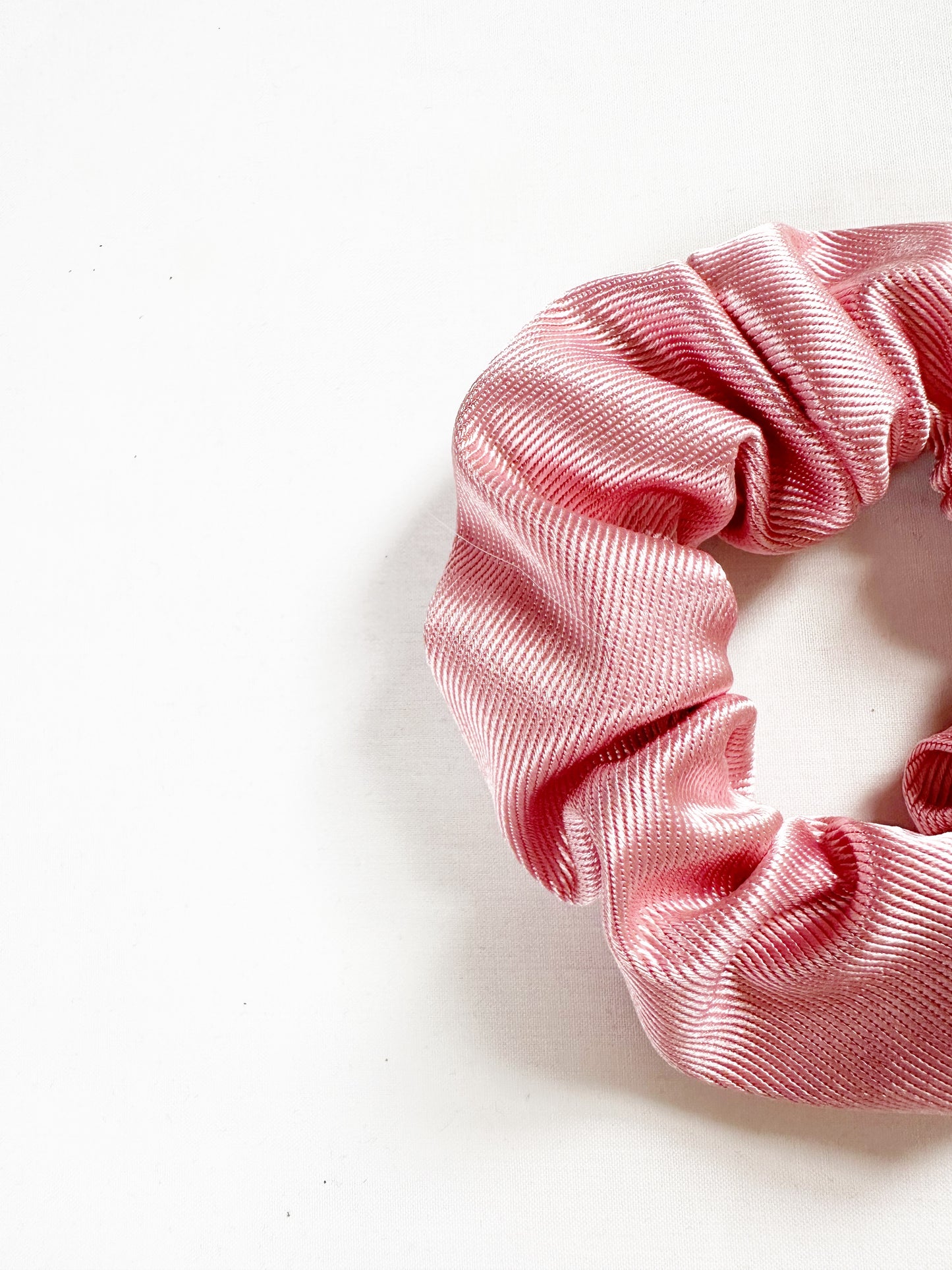 Mini scrunchie in pearly pink