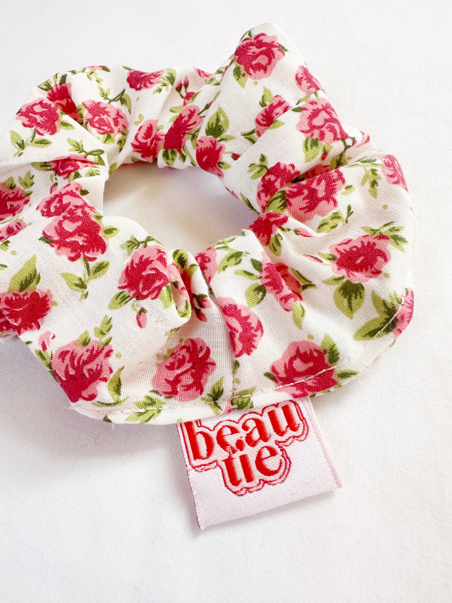 Mini scrunchie in pink rose print