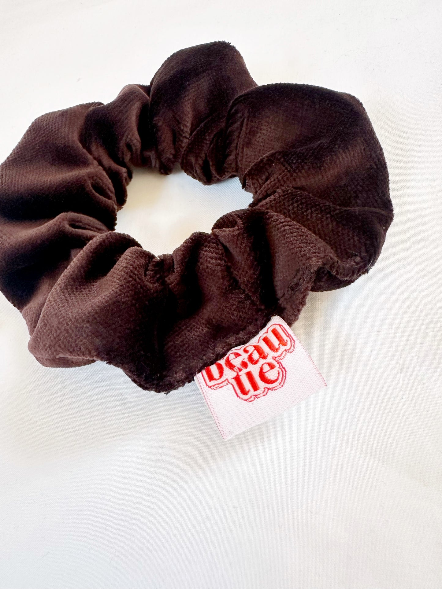 Mini scrunchie in brown velvet