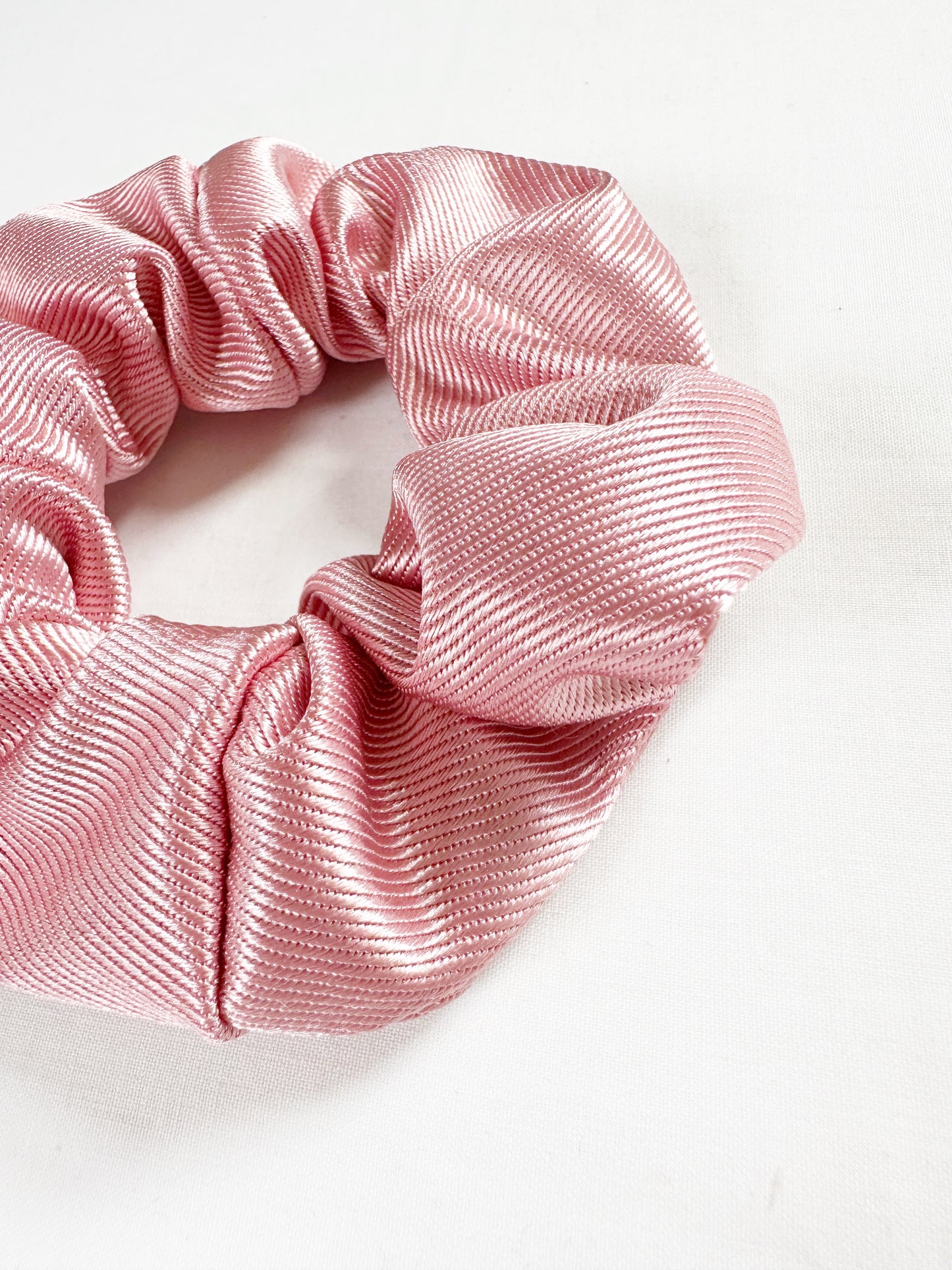 Mini scrunchie in pearly pink