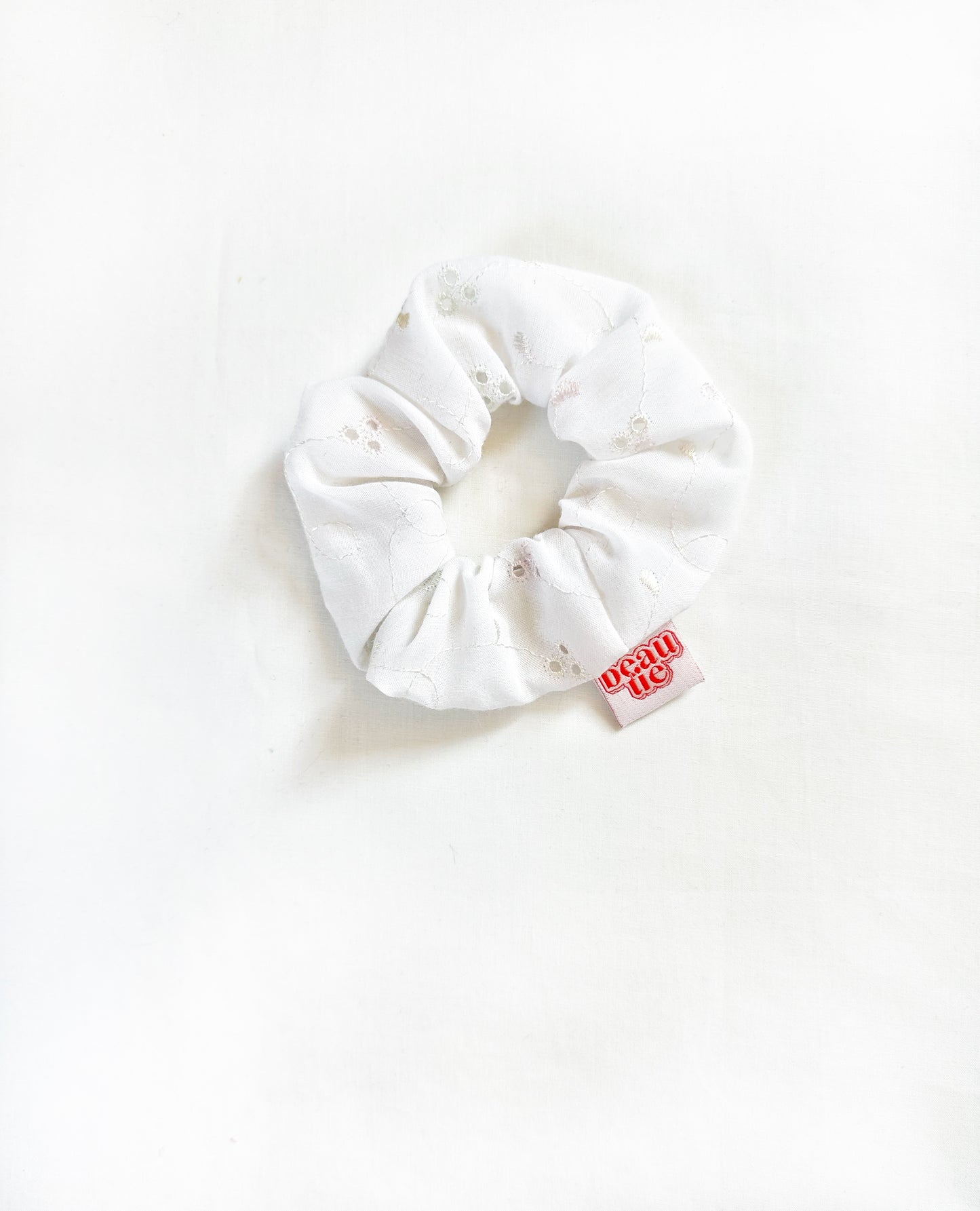 Mini scrunchie in white Broderie