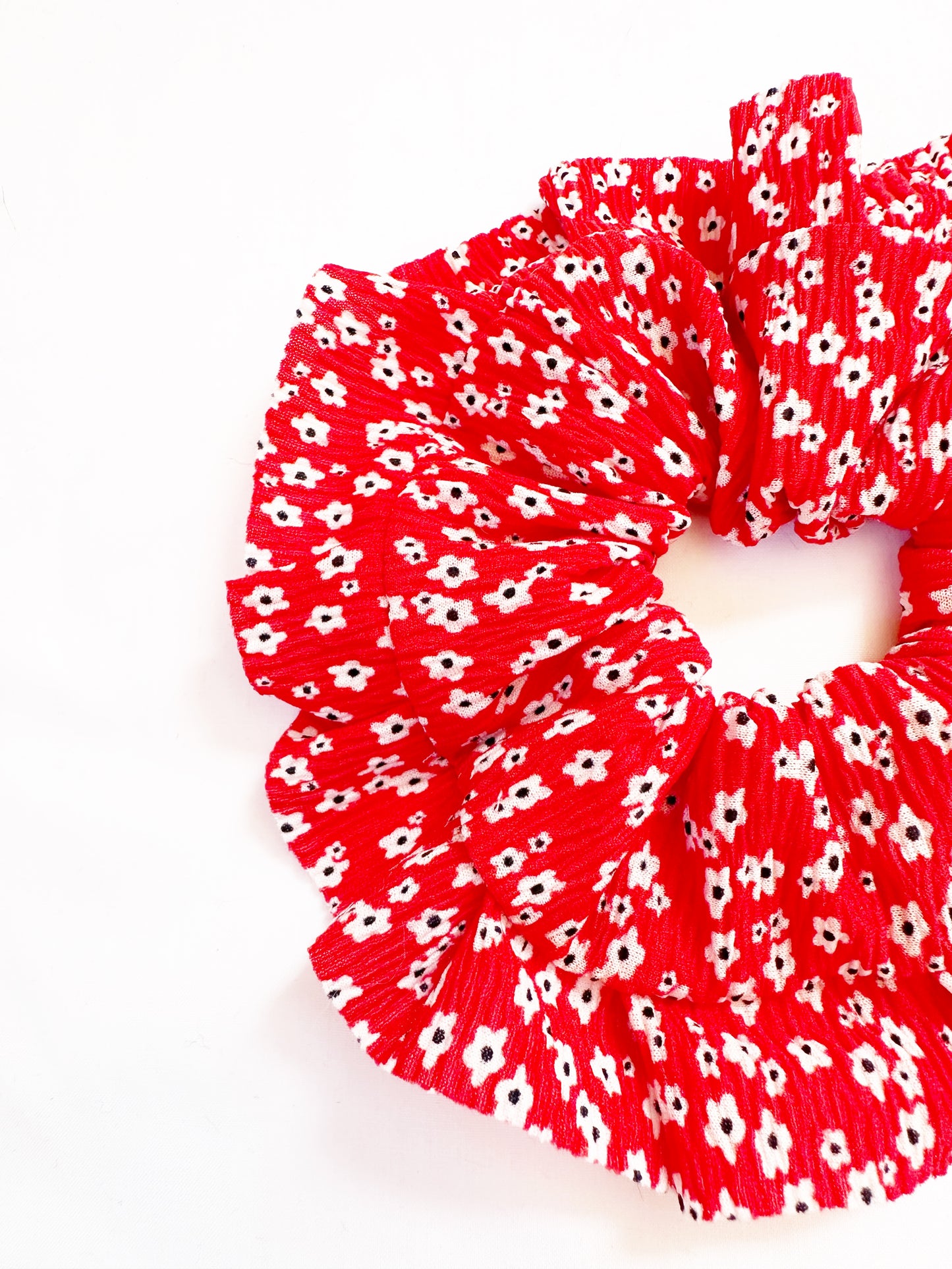 Mini scrunchie in red floral ruffle