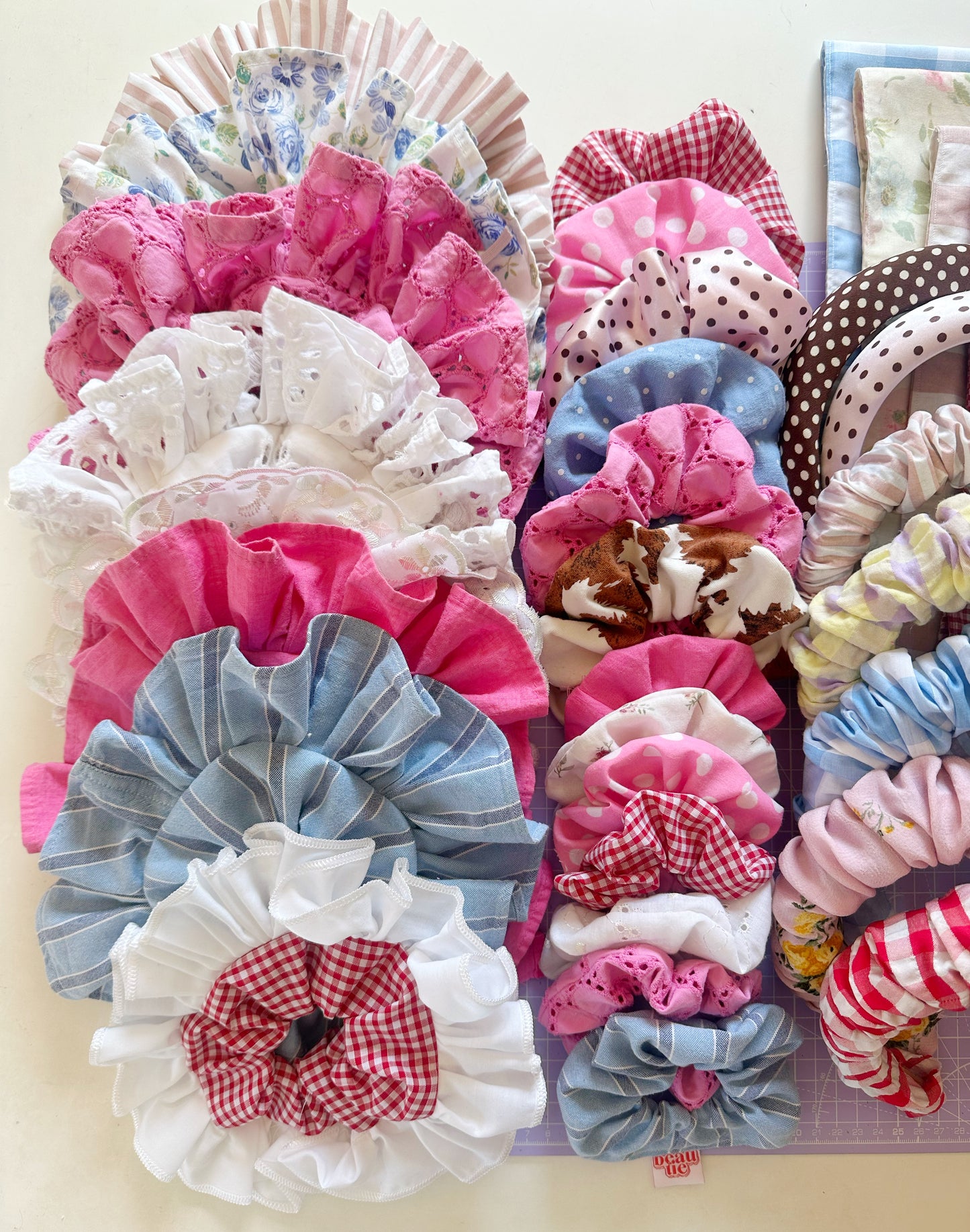 Frilly scrunchie in bright pink circles