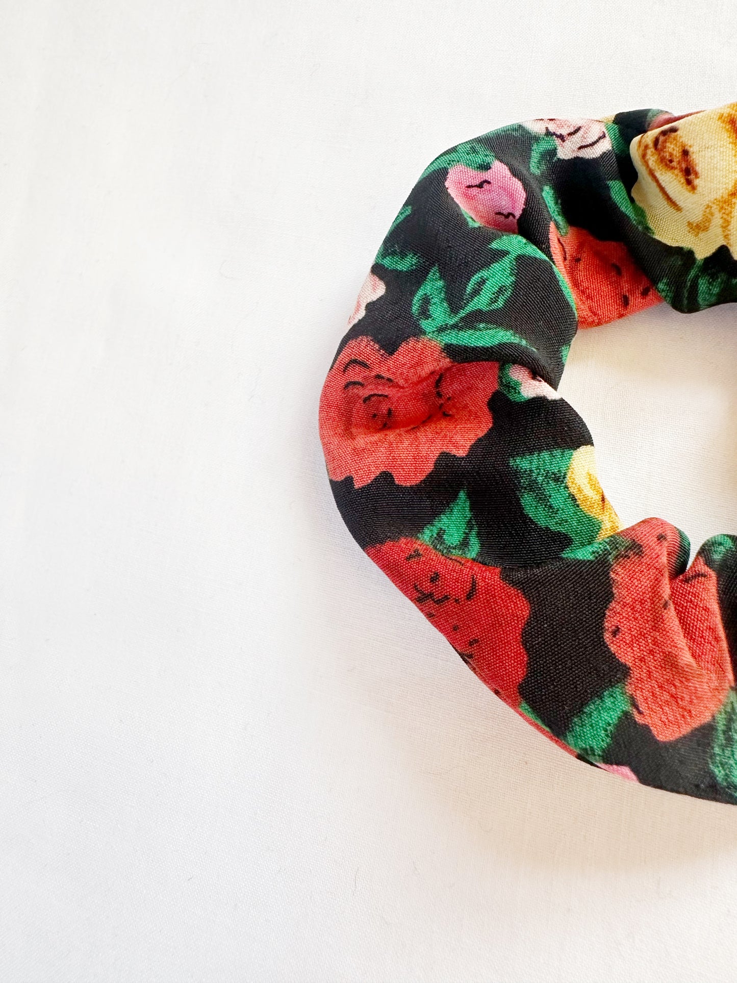 Mini scrunchie in multi rose print