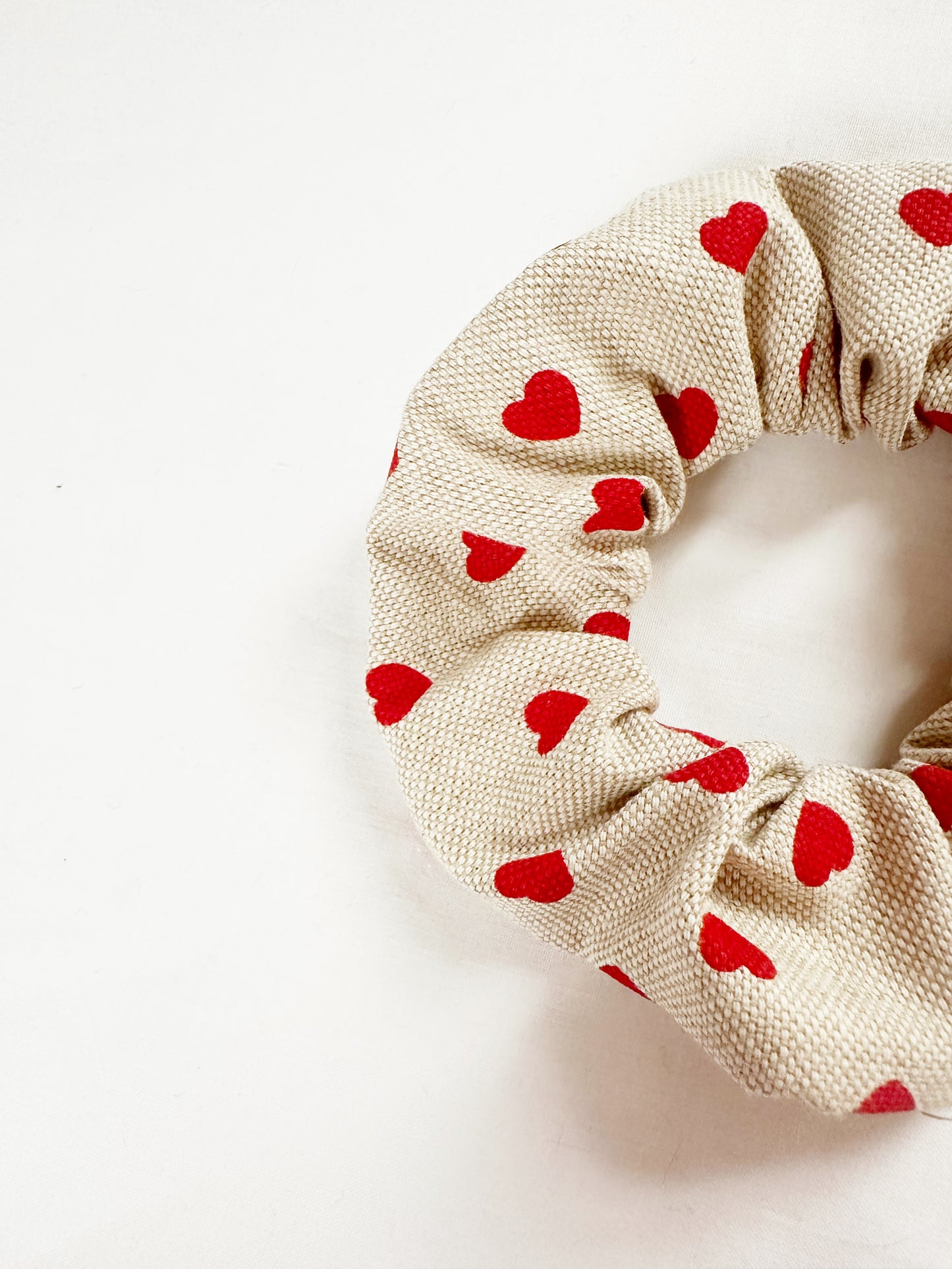 Mini scrunchie in red heart linen