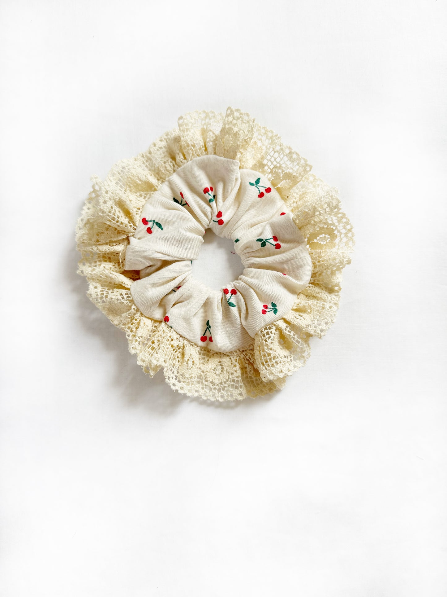Frilly lace mini scrunchie in cherry print