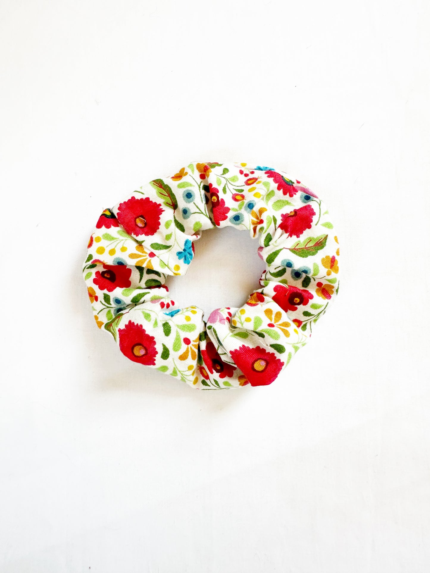 Mini scrunchie in red floral