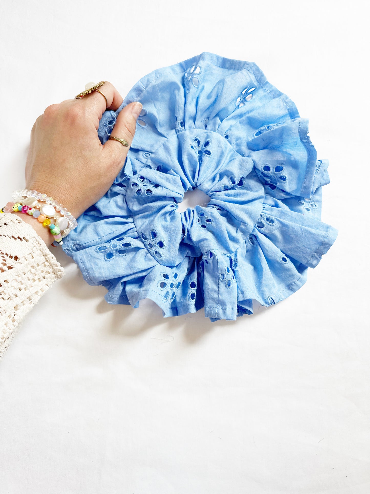 Frilly scrunchie in blue Broderie