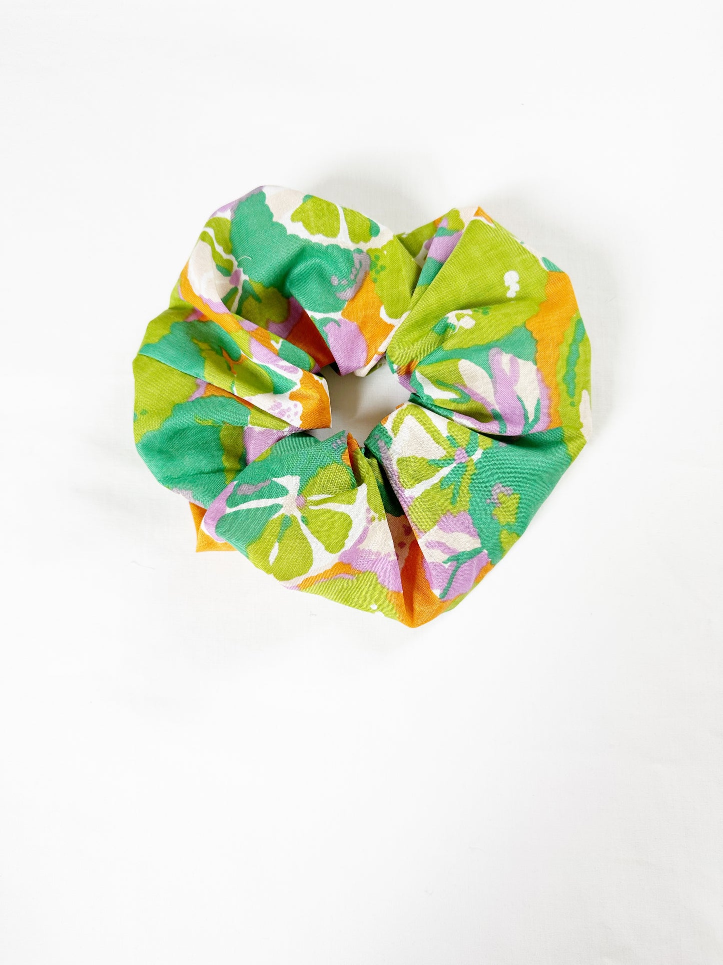 Oversized scrunchie in vibrant floral