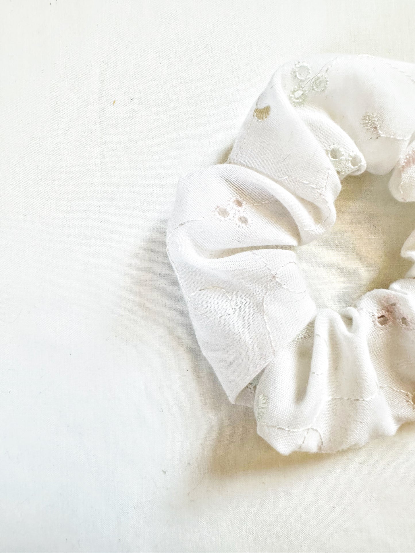 Mini scrunchie in white Broderie