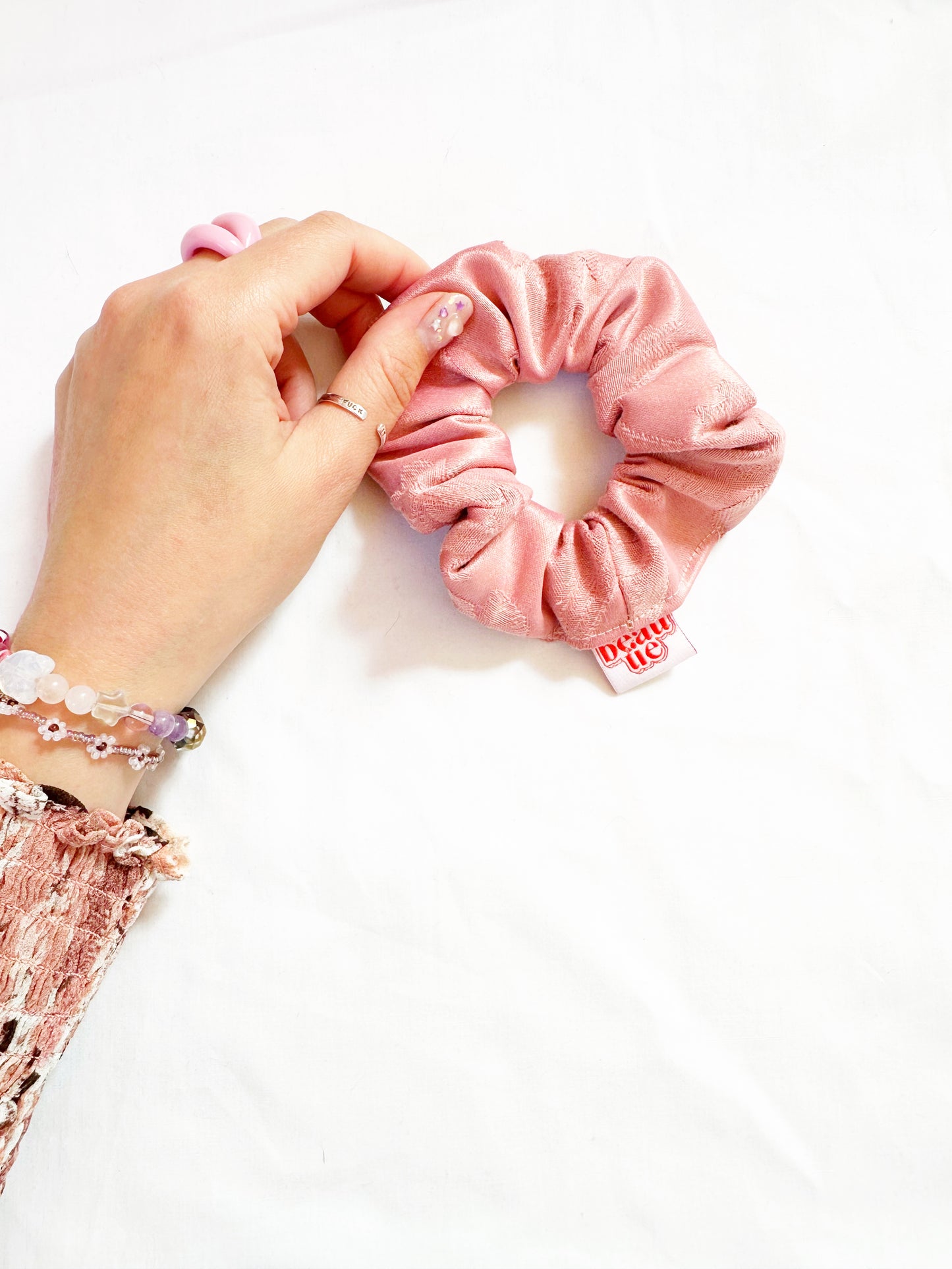 Mini scrunchie in vintage pink damask