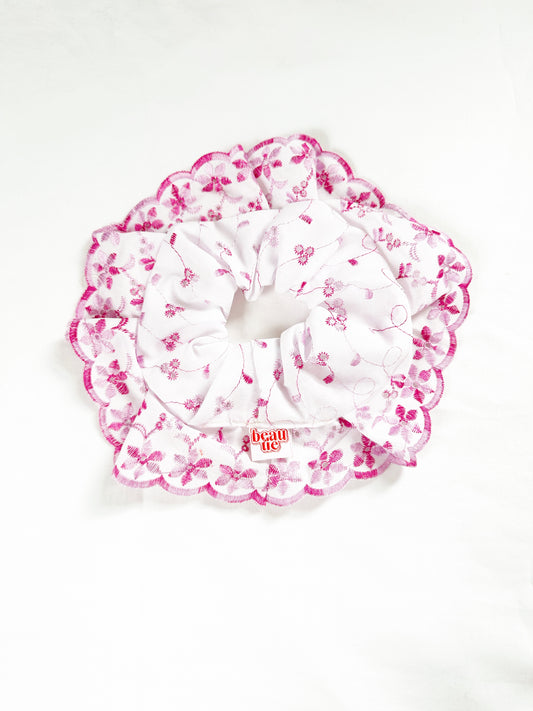 Oversized scrunchie in pink & white broderie