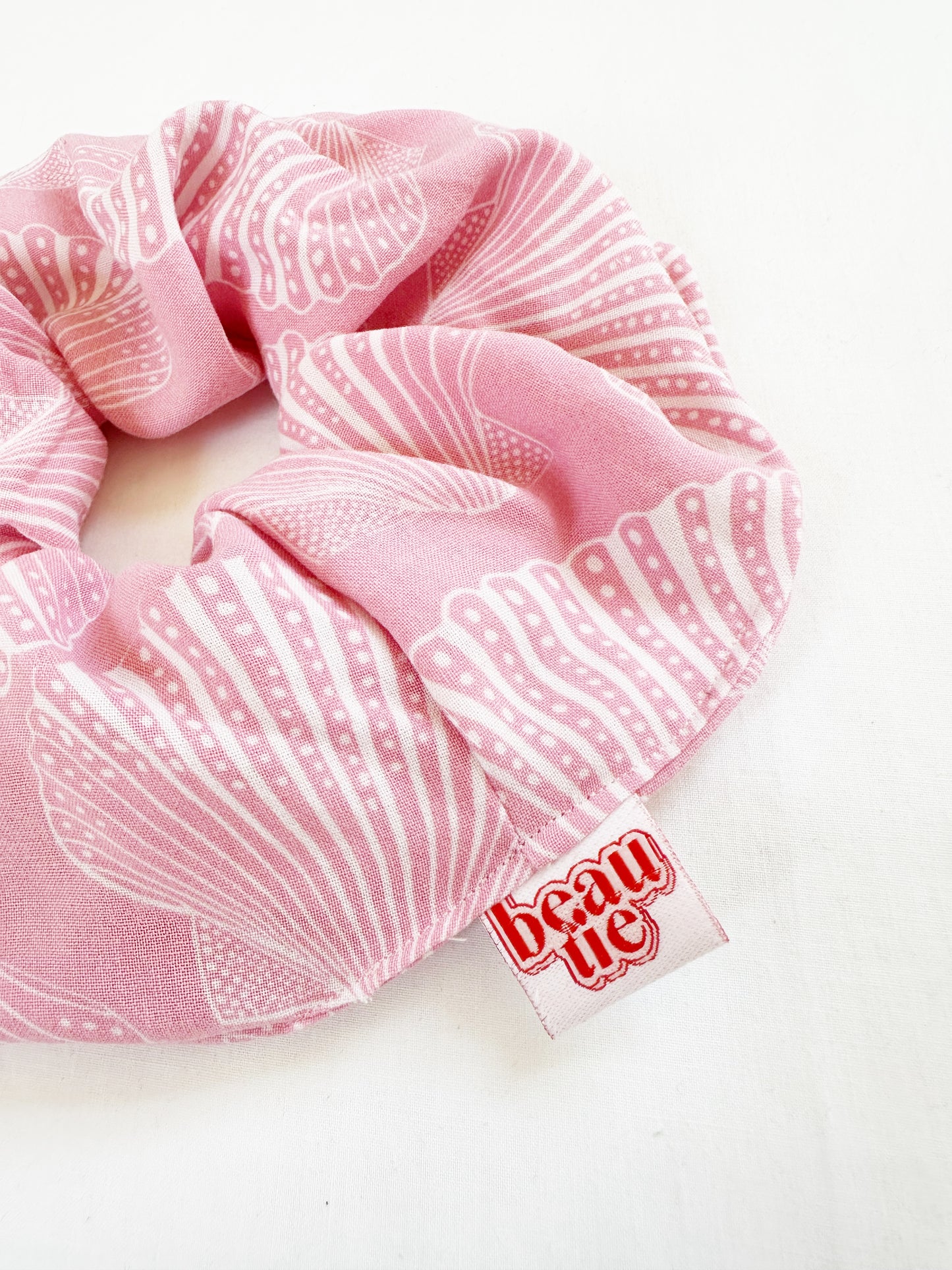 Oversized scrunchie in pink shell print