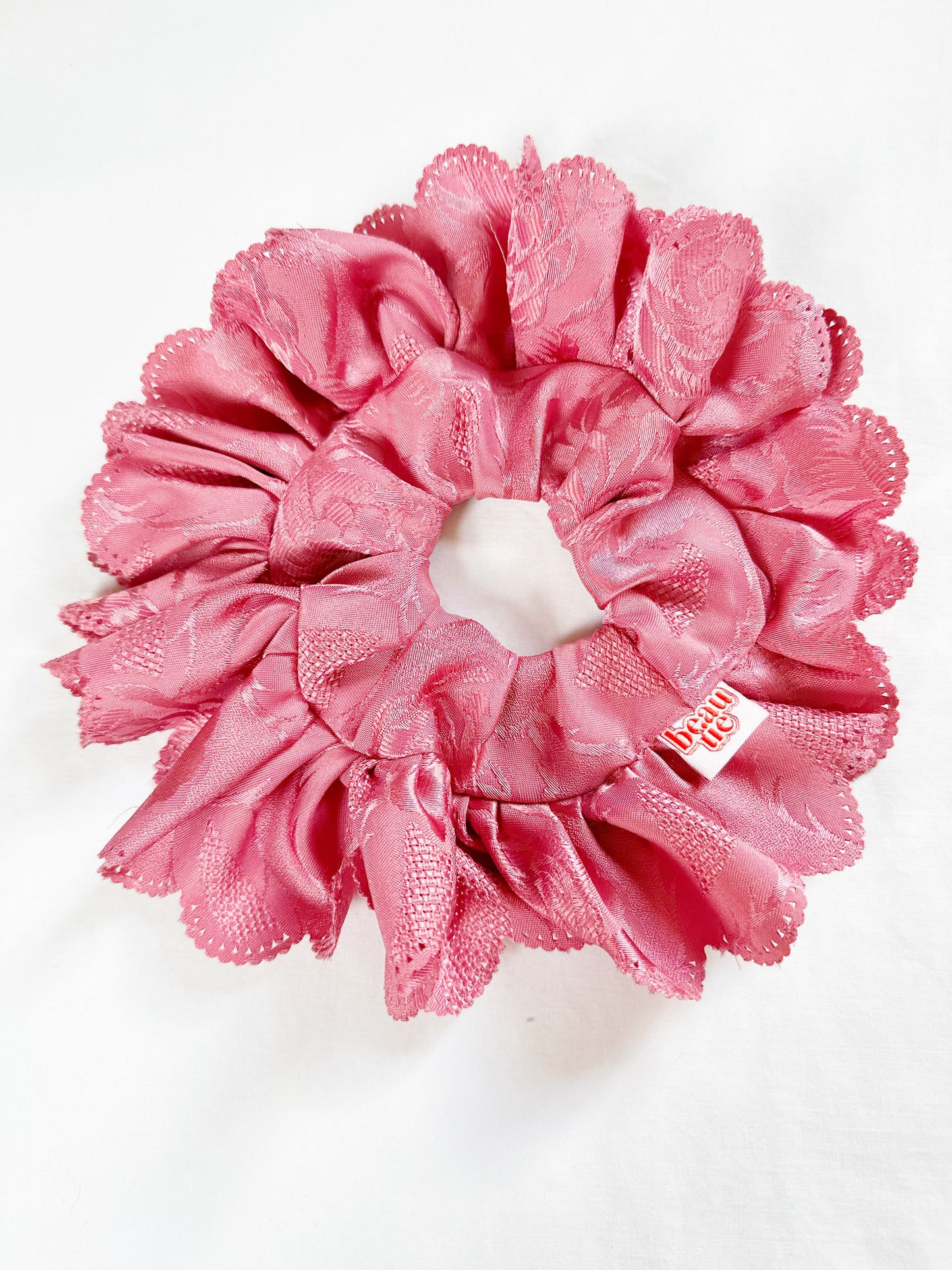 Oversized frilly scrunchie in pink damask scallop