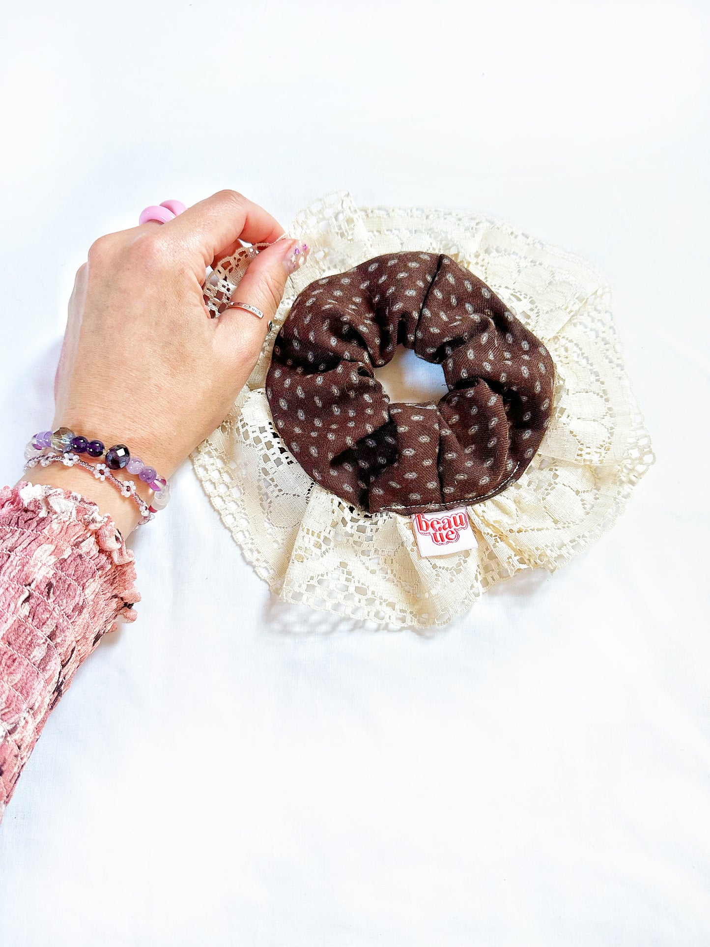 Mini scrunchie in vintage brown lace ruffle