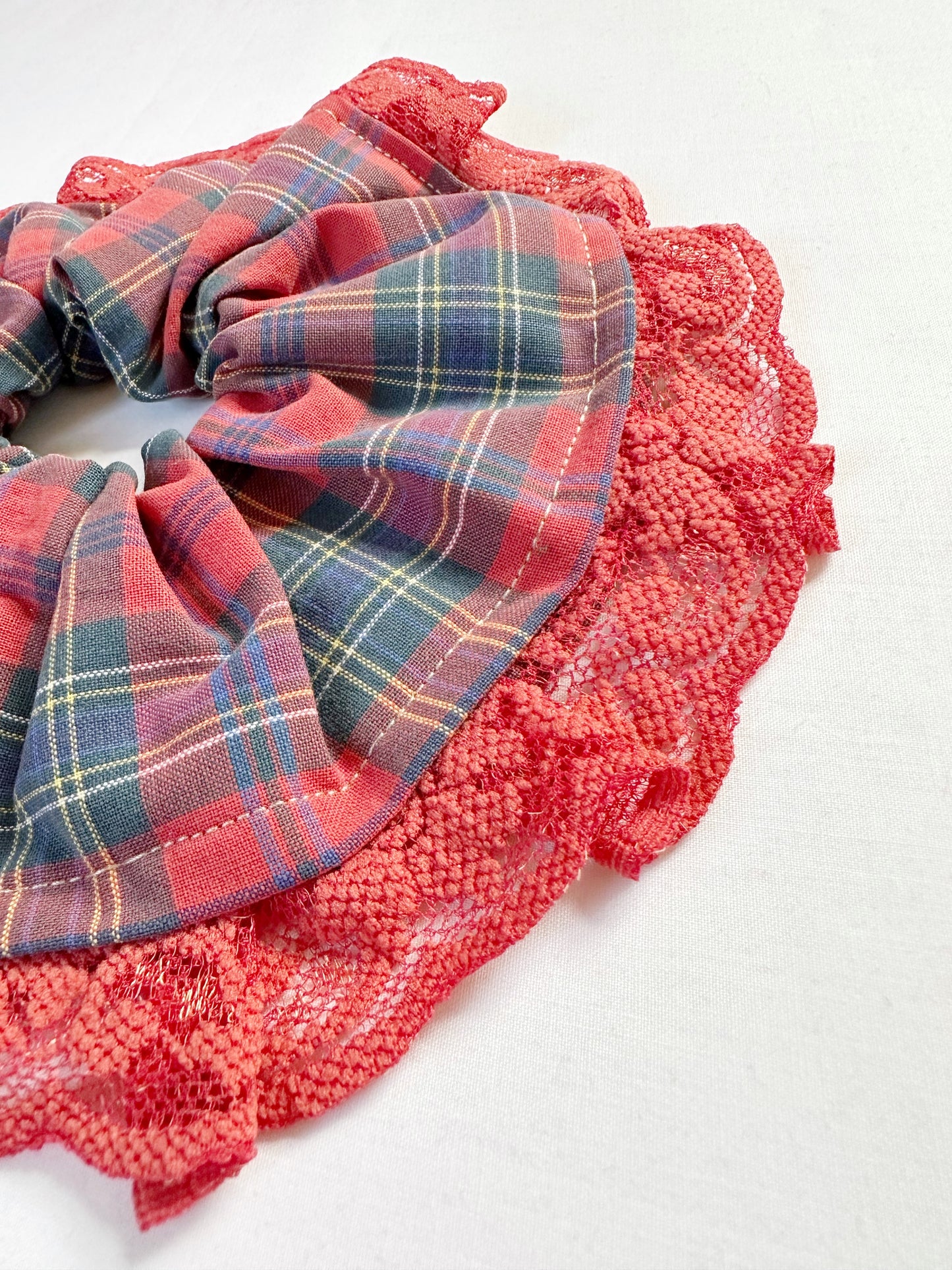 Oversized scrunchie in red tartan lace
