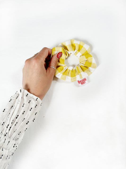 Mini scrunchie in yellow gingham