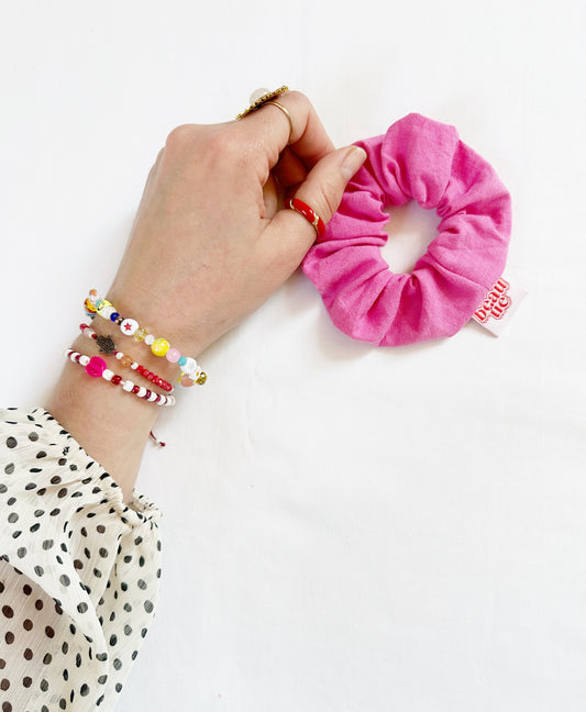 Mini scrunchie in hot pink